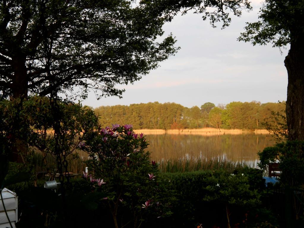 Bungalow Idylle Am See Neuruppin Esterno foto